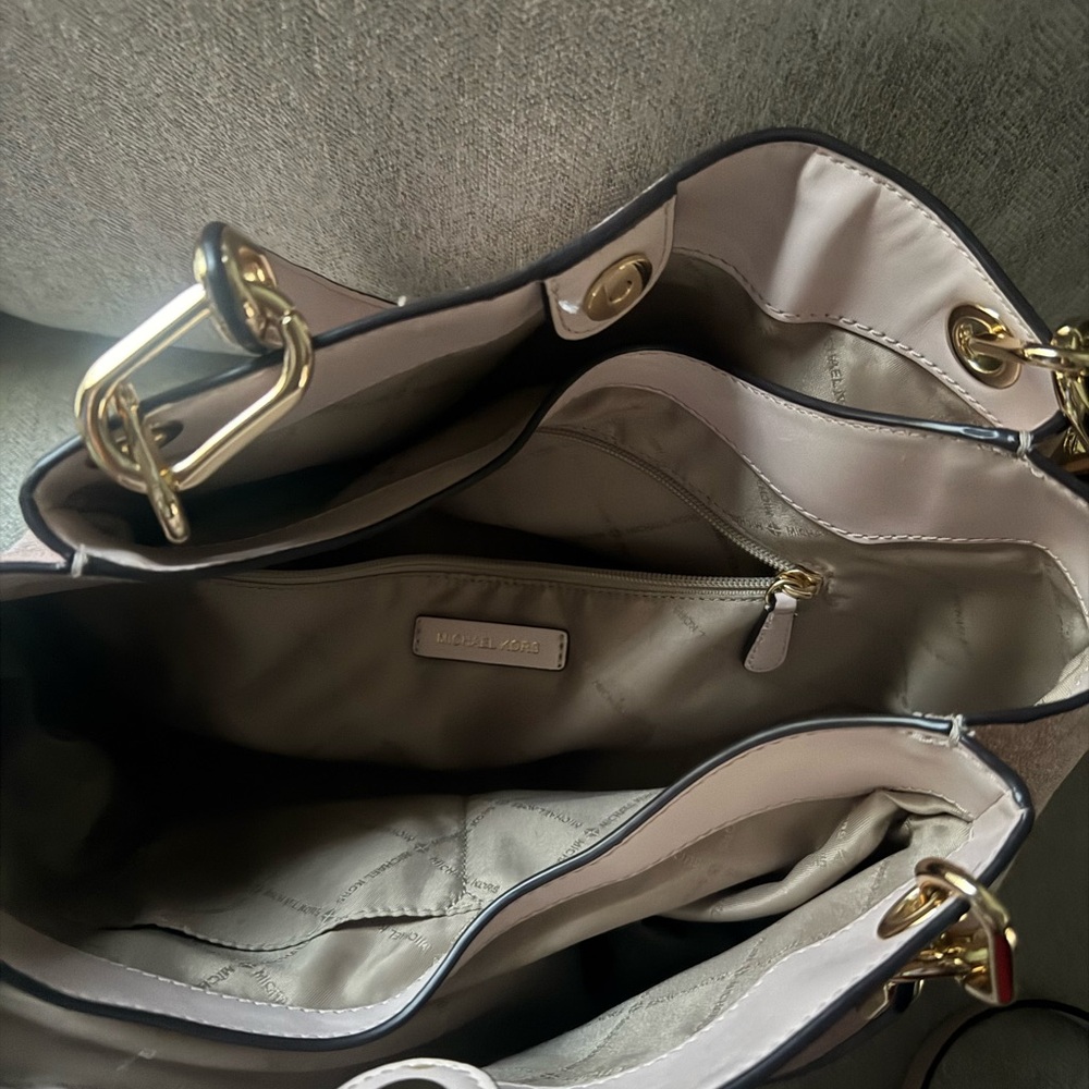 Michael Kors Pink Shoulder Bag with Gold-Tone Hardware - Picture 5 of 6